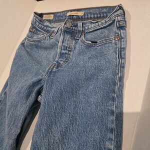 levi's Wedgie Icon Fit Ankle Jeans Medium Wash 25 button fly. EUC